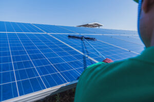 Impianto fotovoltaico sporco: quanta energia si perde senza una pulizia professionale
